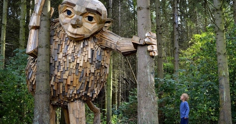 Cet artiste danois a caché des géants impressionnants faits en bois recyclé dans les forêts de Copenhague ! À vous de les retrouver !