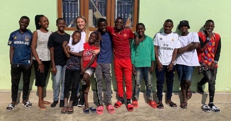 Une jeune femme de 26 ans a adopté 14 enfants africains après avoir fait du bénévolat dans un orphelinat