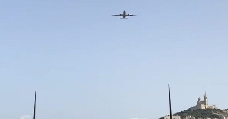 Volant à très basse altitude à Marseille, un avion terrifie les habitants