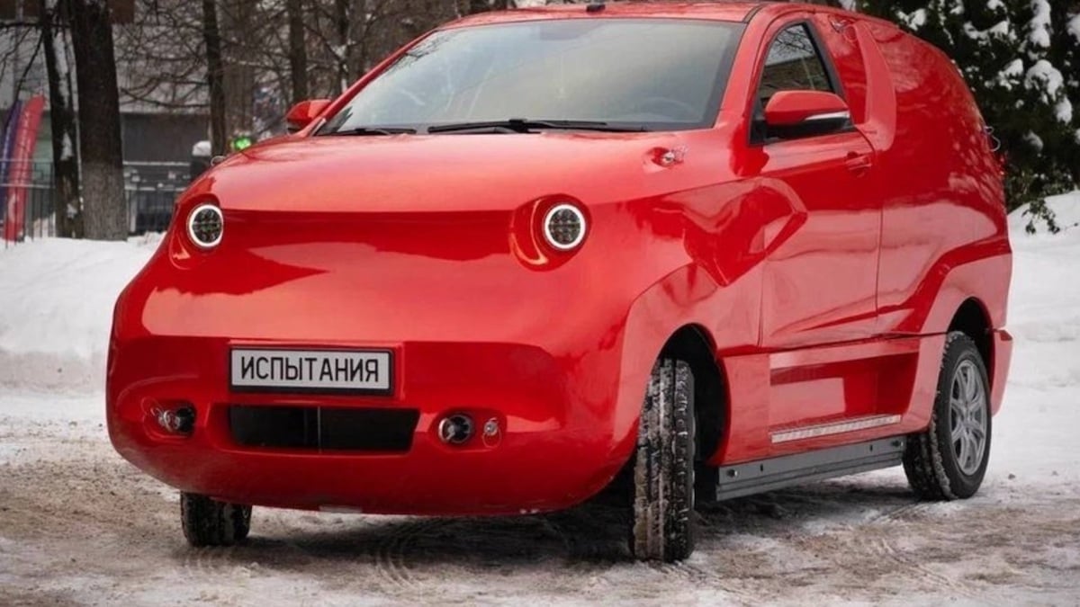 «La voiture la plus laide jamais conçue» : les internautes se déchaînent sur la première voiture électrique russe