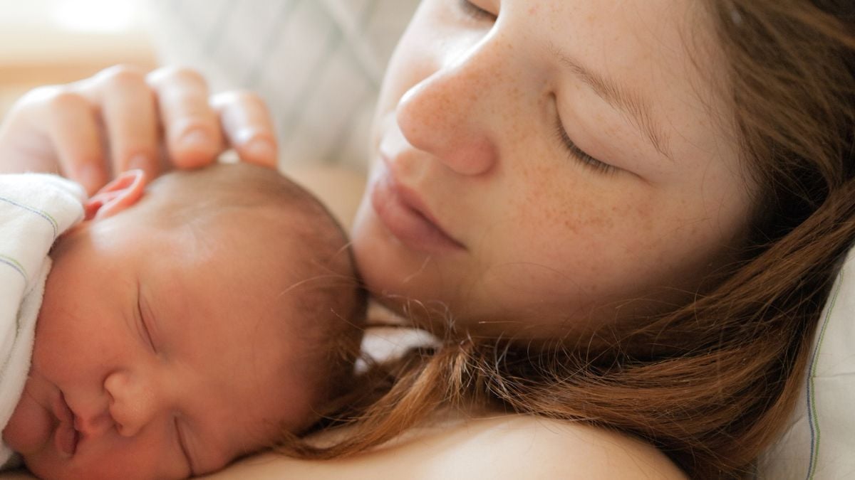 Son bébé de 2 mois cesse de respirer, elle ne panique pas et le sauve alors qu'elle n'a aucune formation de premiers secours