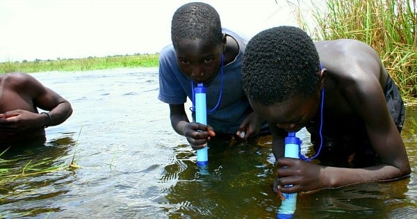 « LifeStraw », la paille qui va sauver des millions de vies aux quatre coins du monde, en rendant l'eau sale... potable !