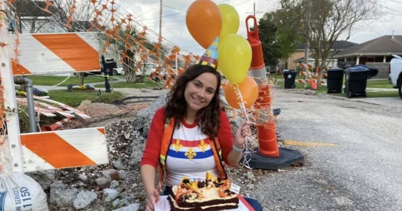 Une Américaine organise une fête d'anniversaire pour la route inachevée depuis un an devant chez elle