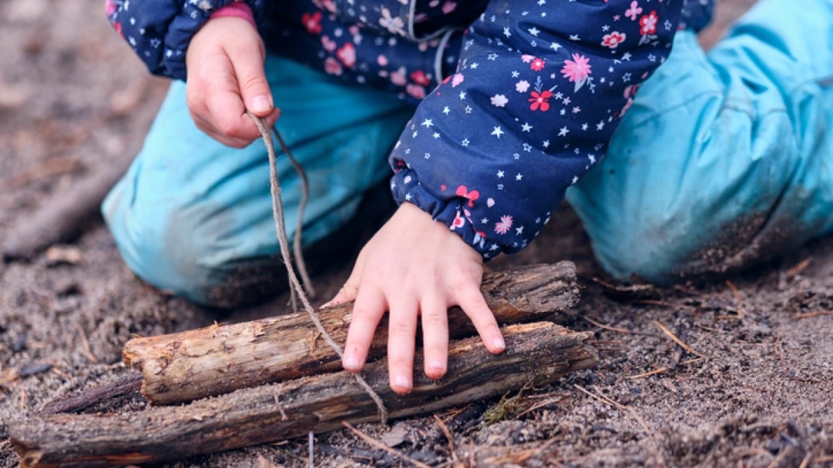 Même par -4 degrés, ces élèves de maternelle ont école dans la forêt et ils adorent ça