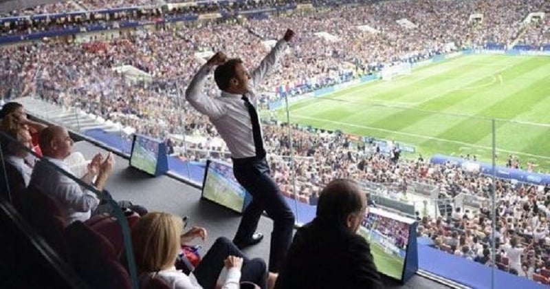 Coupe du monde 2018 : ce moment où Emmanuel Macron saute de joie au premier but des Bleus est devenu culte