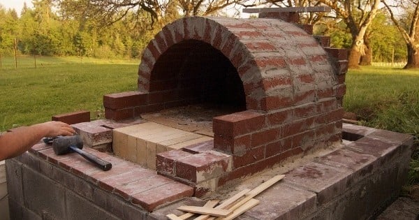 DIY : Réalisez un four à pizza en extérieur pour de belles soirées !