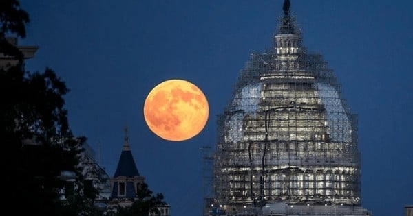 C'est ce soir que la lune nous promet un spectacle inoubliable dans le ciel. On vous explique comment l'observer dans les meilleures conditions possible afin d'en profiter un maximum !