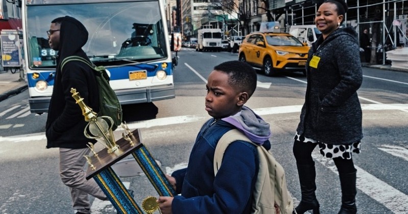 Un réfugié nigérian devient champion d'échecs de New York à seulement 8 ans et surprend tout le monde  