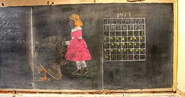 Oubliés dans une école il y a 100 ans, des tableaux de cours retrouvés intacts, livrent leurs plus grands secrets ! Incroyable la technique pour les multiplications...