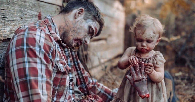 Fan de films d'horreur, cette famille réalise un photoshoot horrifique avec leur fille déguisée en zombie