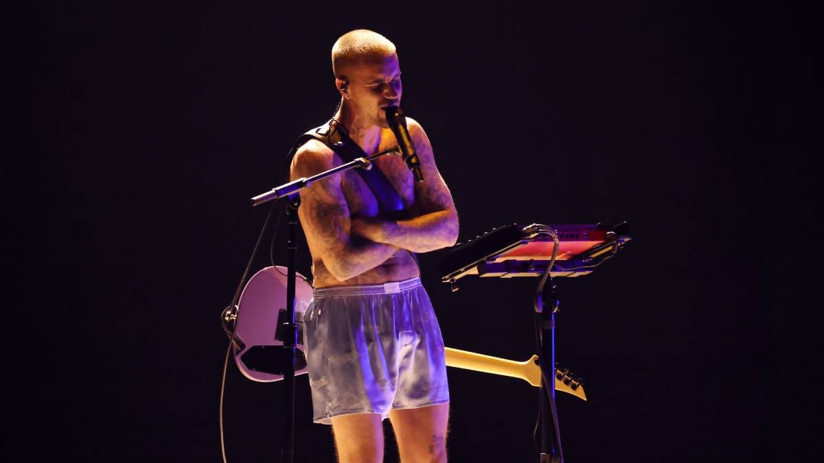 Justin Bieber débarque sur scène en caleçon aux Grammy Awards et devient la risée d'internet