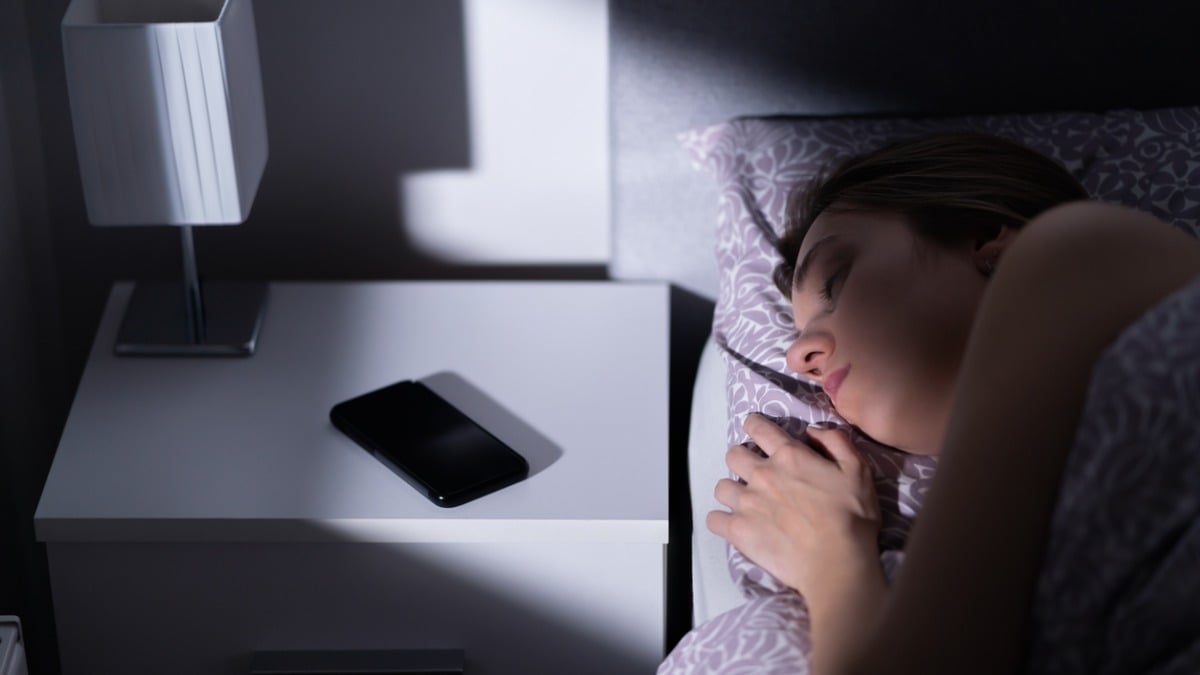 Quels sont les risques de dormir à côté de son téléphone portable allumé toute la nuit ?