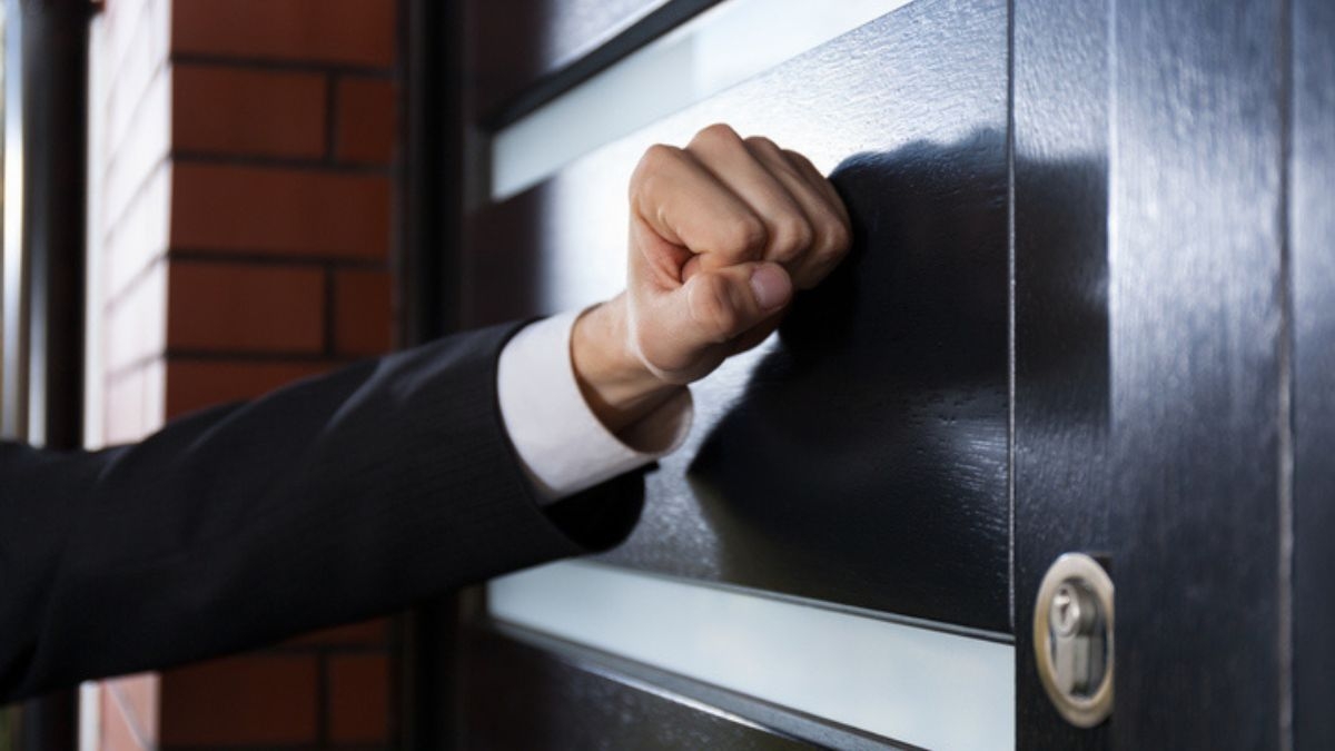 Un huissier frappe à sa porte, il panique et saute par la fenêtre alors qu'il s'agissait d'une... erreur