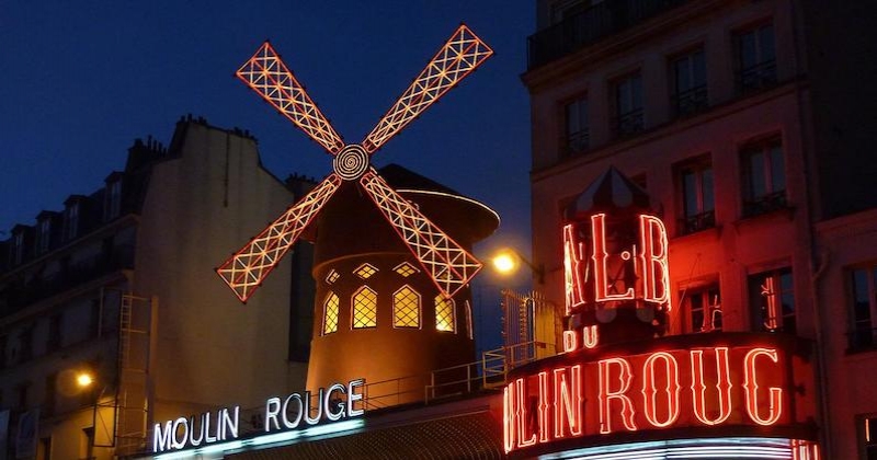 Pour 1 euro, passez une nuit et dormez au Moulin Rouge grâce à Airbnb