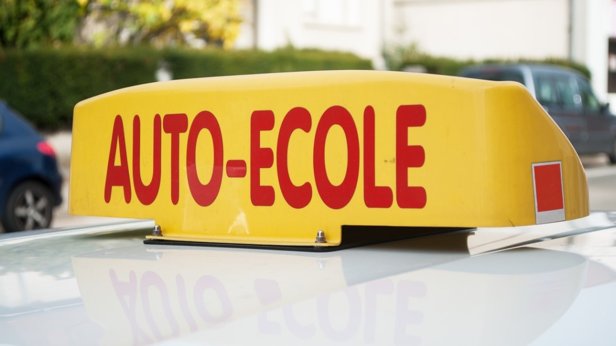 Il conduit sans permis et percute une voiture... de l'auto-école dans laquelle il apprend à conduire