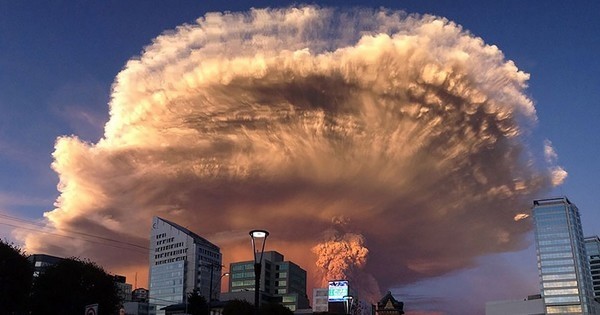 Au Chili, l'un des volcans les plus dangereux du pays a fait éruption... La population est en panique et les dégâts sont impressionnants !