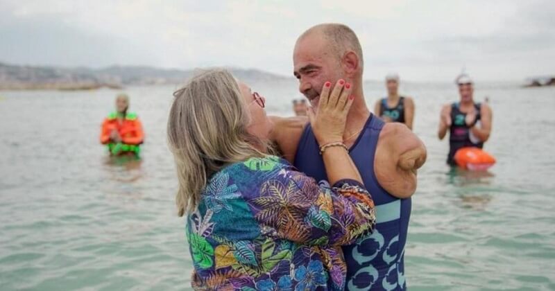 Amputé des deux bras, il s'est lancé le défi de traverser la Méditerranée à la nage