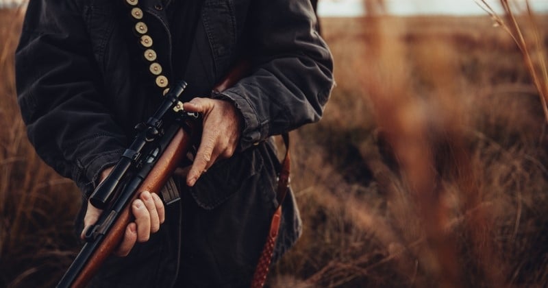 Un chasseur vise un sanglier, sa balle traverse le pare-brise d'une voiture et blesse une coiffeuse