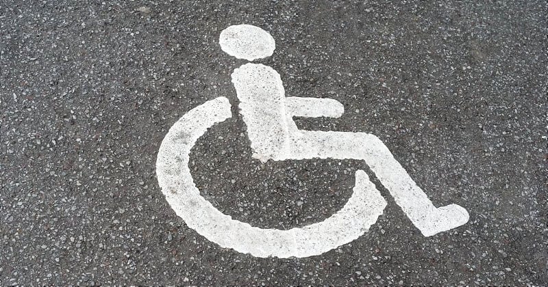 Les femmes enceintes pourraient bientôt se garer sur les places handicapées	