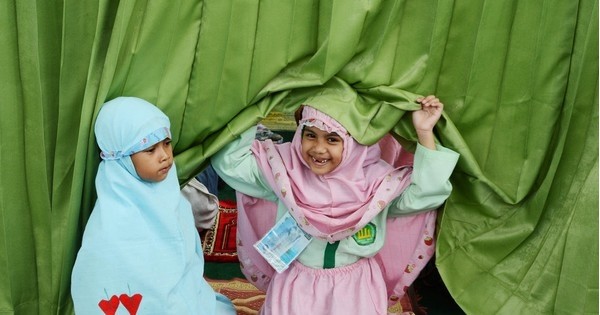 Voici 30 sublimes photographies prises dans le monde entier montrant des petites filles studieuses à l'école