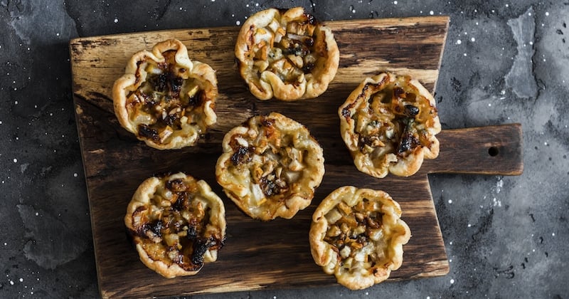 Soyez complètement renversés par les mini tartes tartins aux poires et au gorgonzola, c'est une tuerie !