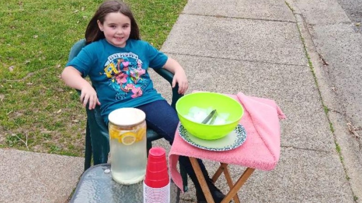  Faute de moyens, une petite fille de 7 ans organise une vente de limonade pour payer une pierre tombale à sa mère décédée 