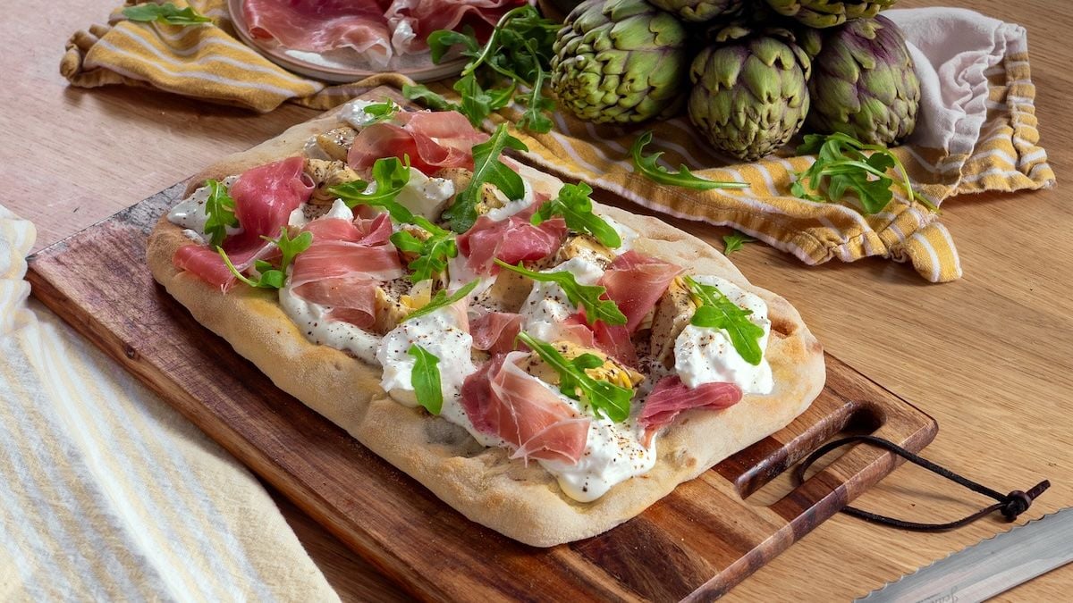 Pinsa à l'artichaut et jambon cru