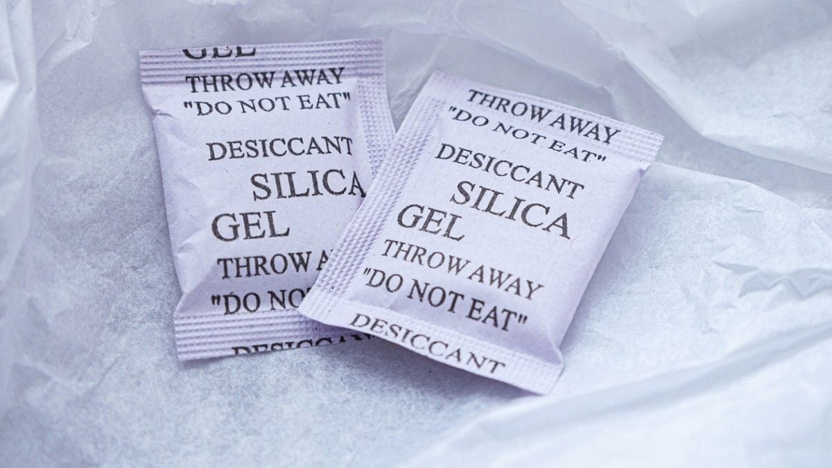 Vous ne devez surtout pas jeter les sachets blancs de silice présents dans les boîtes à chaussures