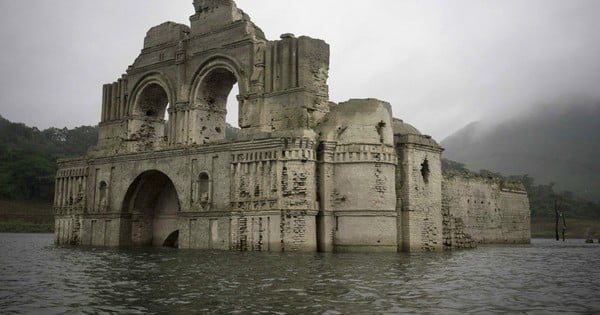 Apparition : Une église fantôme, vieille de 400 ans, émerge des eaux dans un lac au Mexique.