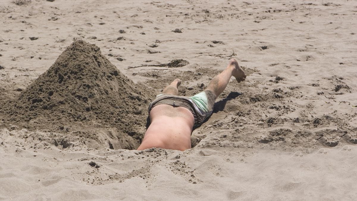 Un ado de 17 ans meurt après avoir creusé un trou sur la plage et s'être retrouvé enterré vivant