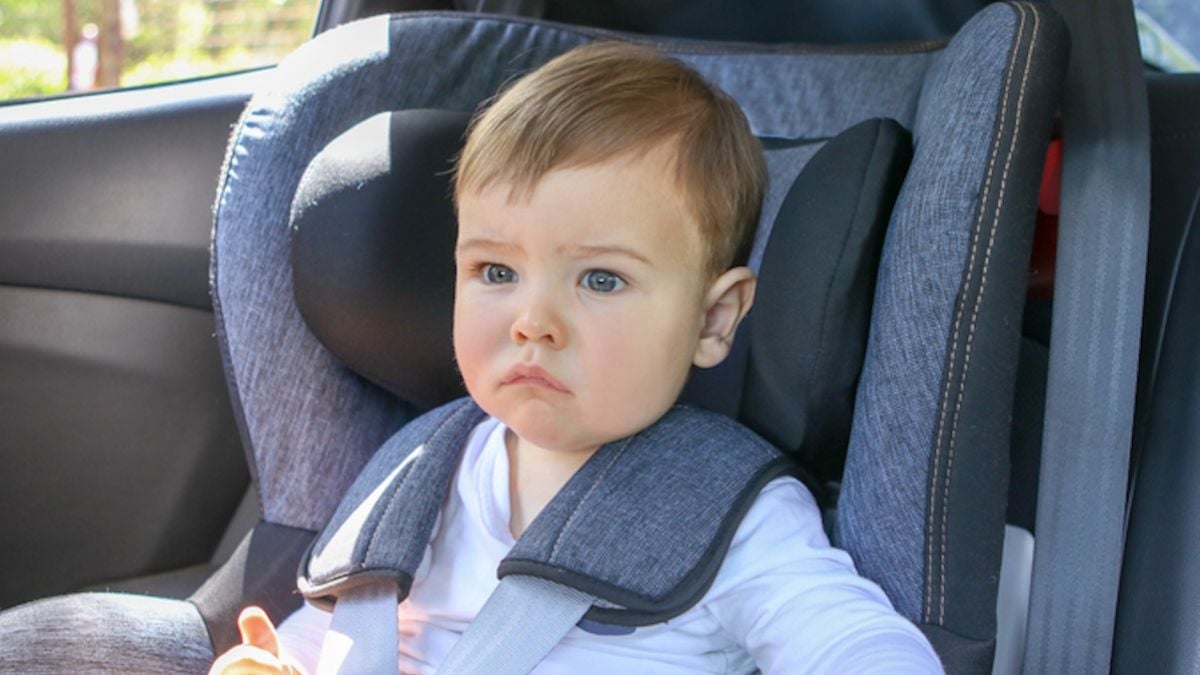 Un enfant fait tomber son petit frère de 1 an et demi sur la route depuis la voiture en marche, sous les yeux de sa mère