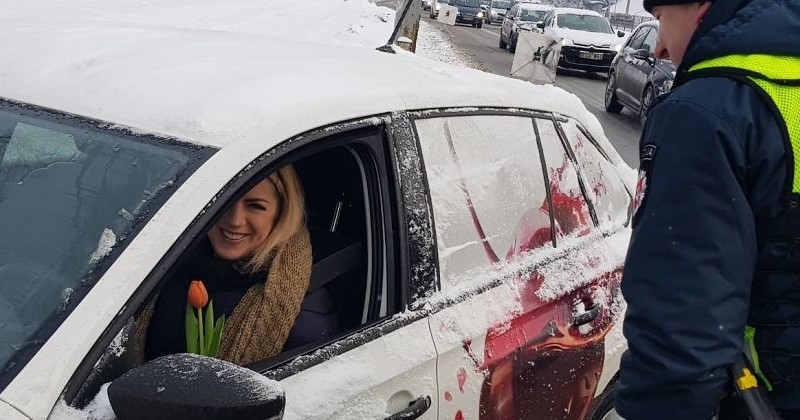 Ces policiers lituaniens ont eu une idée sympa et originale pour surprendre les conductrices à l'occasion de la Journée des droits de la Femme