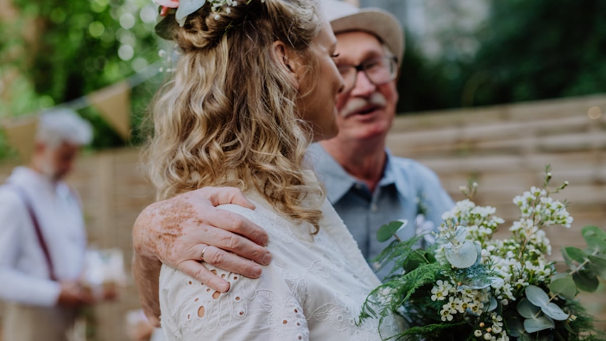 Elle décide de ne plus financer le mariage de sa fille à cause de la venue de son ex-mari, son choix divise la toile