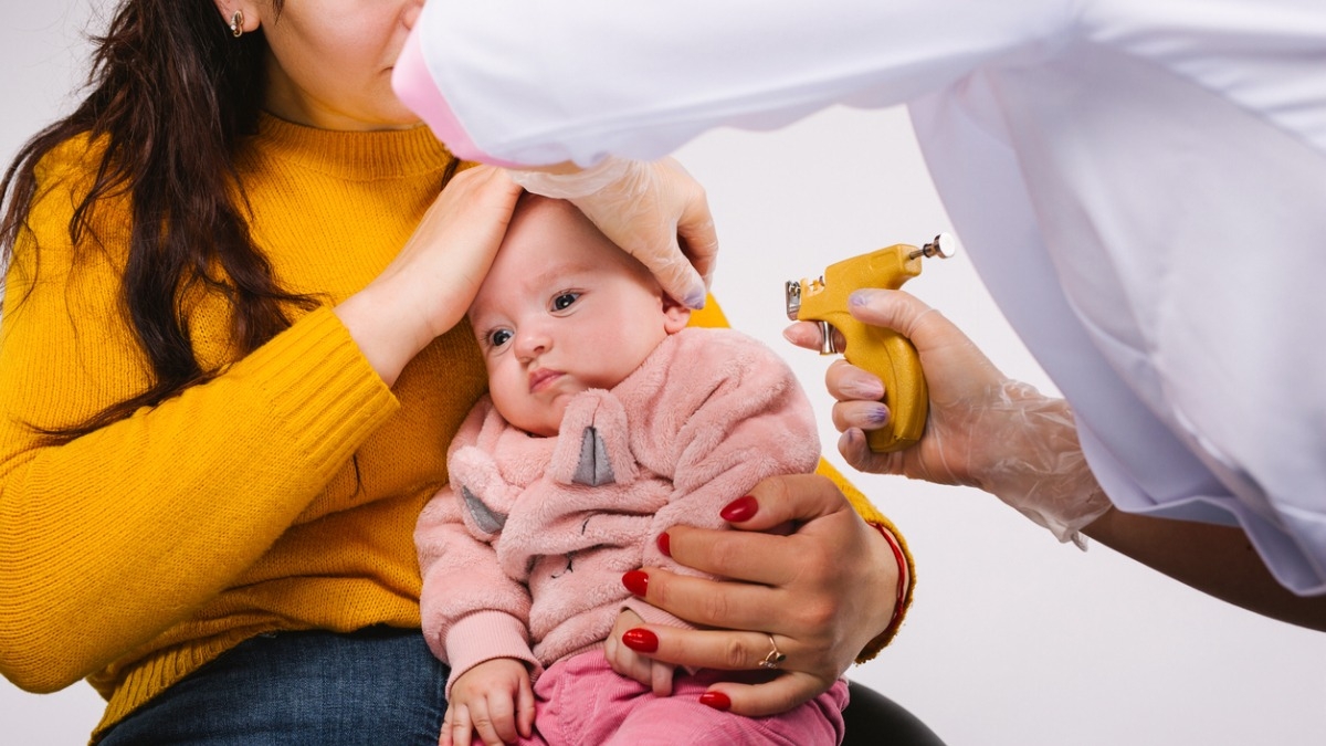 Après avoir fait percer les oreilles de son bébé de 4 mois, cette femme a créé une controverse sur la toile  