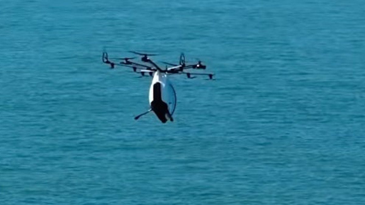 Franky Zapata tombe à l'eau lors de sa traversée de la Manche à bord de son AirScooter 