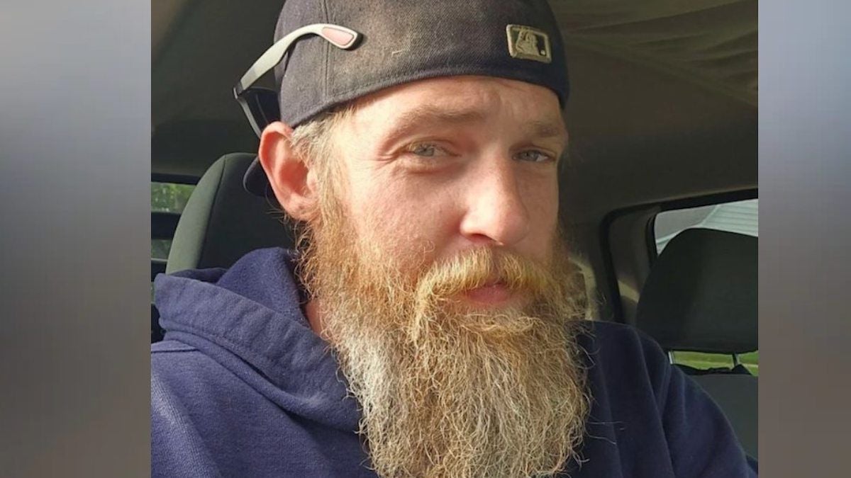 Il se rase la barbe pour la première fois en 20 ans, sa transformation laisse bouche bée les internautes