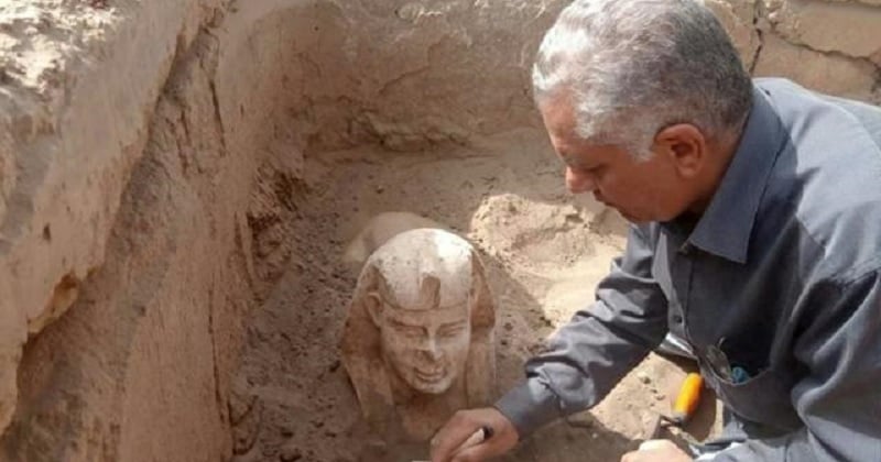 Archéologie : un « sphinx souriant à deux fossettes » a été découvert en Égypte