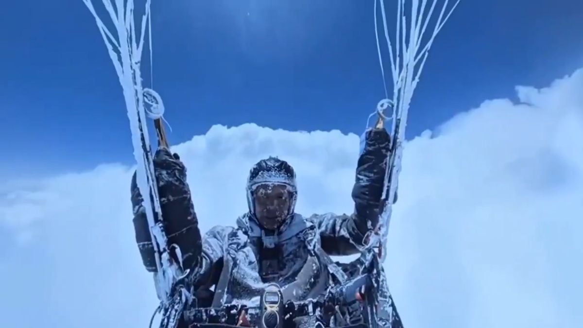 Le parapentiste couvert de givre