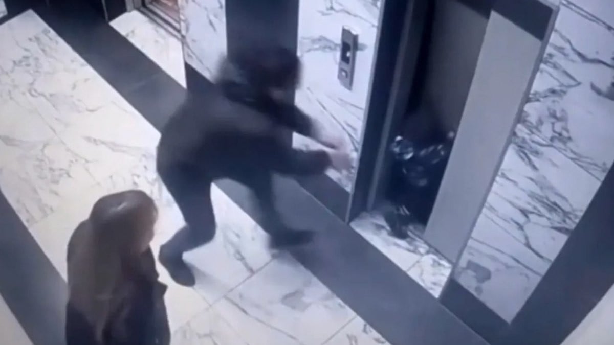 Un enfant de 3 ans tombe dans une cage d'ascenseur sous les yeux de ses parents terrifiés 