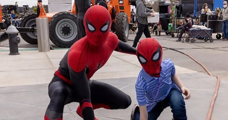 Le petit garçon qui a sauvé sa soeur d'une attaque de chien a rencontré ses héros sur le tournage de Spider-Man : No Way Home	