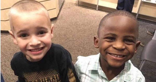 Ces deux petits garçons se sont fait la même coupe de cheveux « pour que leur prof soit incapable de les différencier et de savoir qui est qui »