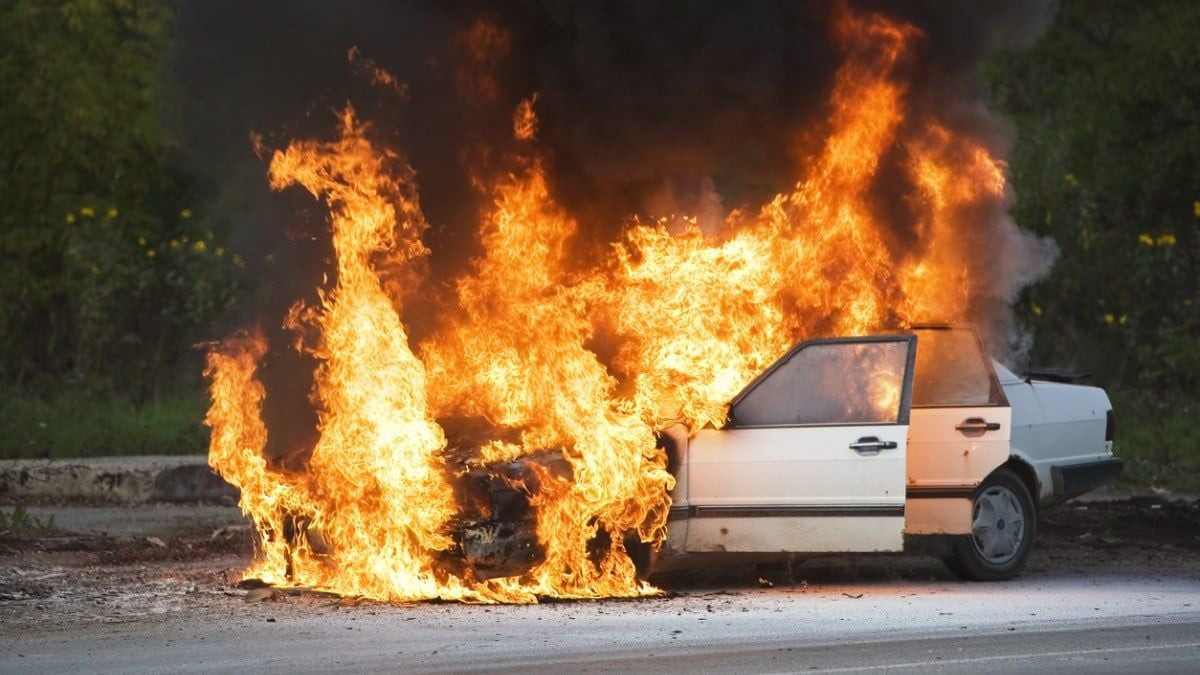 Il est piégé dans sa voiture qui brûle, des passants se jettent dans les flammes au péril de leur vie