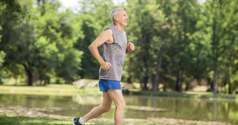 Du haut de ses 82 ans, cet homme dévoile son secret pour rester en forme 