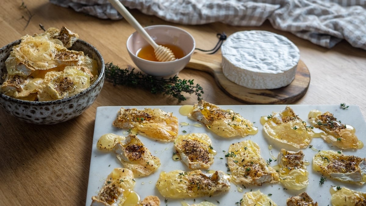 Ces chips de camembert vont vous faire fondre de plaisir ! Une recette à tester de toute urgence pour l'apéritif