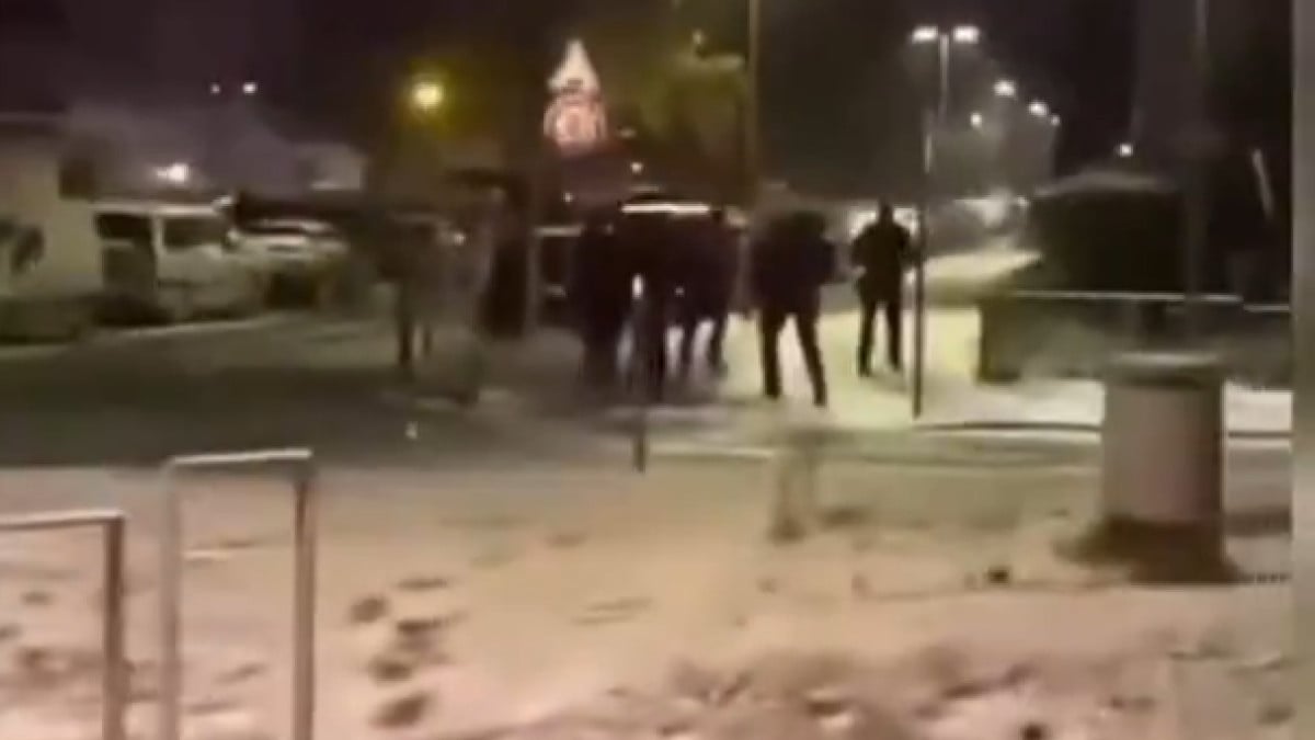 À Mantes-la-Jolie, des jeunes et des policiers s'affrontent dans une bataille de boules de neige, la vidéo ravit les internautes