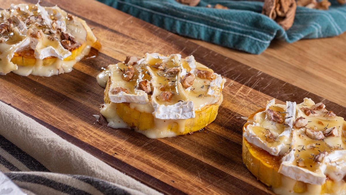 Ces toasts de butternut au camembert et au miel vont vous réchauffer en un rien de temps !