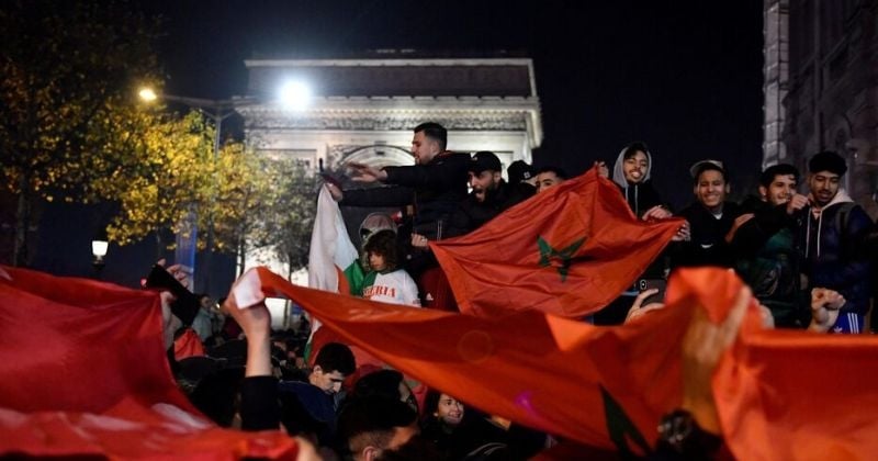 Coupe du monde : ivres de joie, des milliers de supporteurs marocains ont fêté la qualification de leur équipe sur les Champs-Élysées