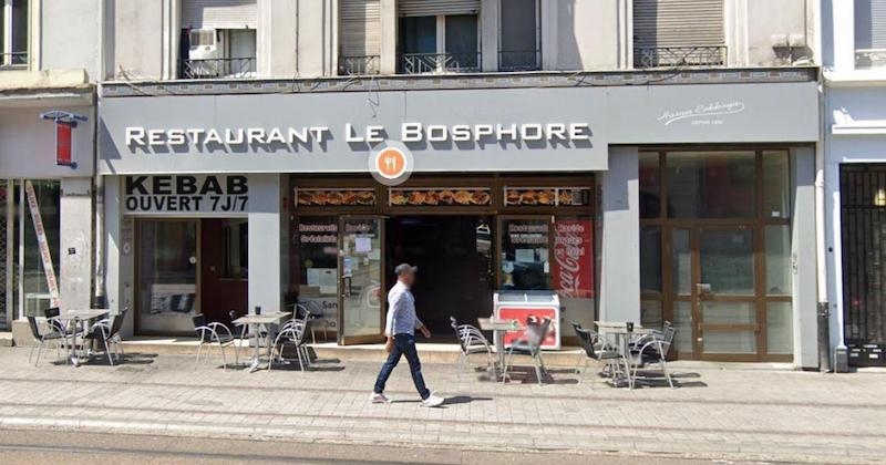 10 ans après être partie sans payer d'un restaurant, elle envoie une lettre touchante au propriétaire