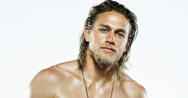 22 photos hot de Charlie Hunnam qui vont vous empêcher de vous concentrer aujourd’hui !