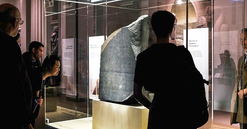 Égypte : un groupe d'archéologues demande aux autorités de récupérer la pierre de Rosette, symbole de l'histoire du pays